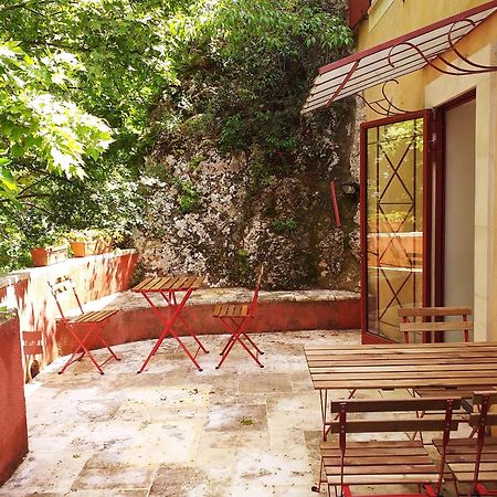 Maison Au Coeur De Fontaine De Vaucluse, Nichee Sur Le Rocher Et Surplombant La Sorgue Luaran gambar
