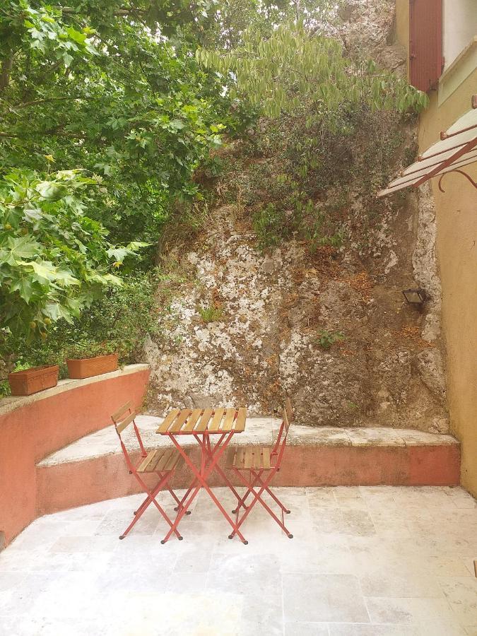 Maison Au Coeur De Fontaine De Vaucluse, Nichee Sur Le Rocher Et Surplombant La Sorgue Luaran gambar